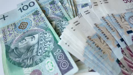 500--Und-100-Zloty-Banknoten-Aus-Nächster-Nähe,-Konzept-Der-Finanziellen-Abwicklung