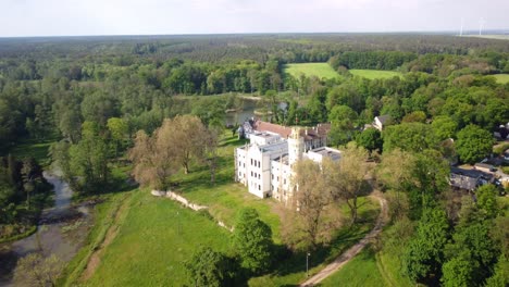 Vista-Aérea-Del-Castillo-Pałac-Von-Seherr-thoss-En-Dobra,-Voivodato-De-Opole,-Polonia