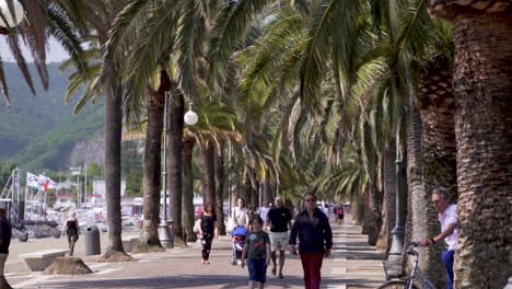 Gente-Caminando-Por-Un-Sendero-Cerca-Del-Puerto-De-La-Spezia,-Italia