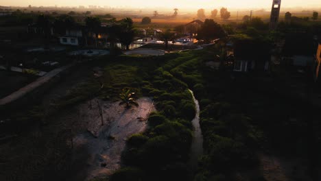 Casa-Con-Piscina-Rodeada-De-Hermosa-Vegetación-Al-Amanecer-Con-Niebla