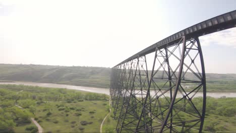 El-Despegue-Del-Dron-Persigue-Al-Tren-En-El-Puente-De-Alto-Nivel-De-Lethbridge