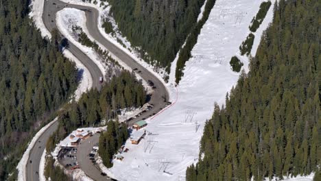 Verschneites-Skigebiet-Und-Piste-In-Cypress-Mountain---Sonnige-Luftaufnahme