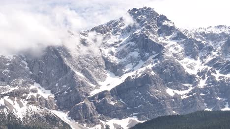 Majestuosa-Vista-Del-Pico-Zugspitze-Cubierto-De-Nieve-En-Eibsee,-Grainau,-Alemania,-Nubes-A-La-Deriva