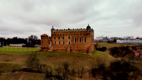 Una-órbita-Aérea-Filmada-Alrededor-De-Un-Castillo-Medieval-En-Golub-dobrzyń-En-Polonia