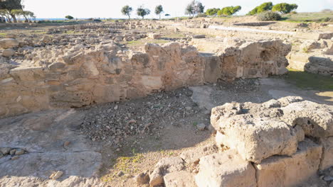 Primer-Plano-De-Las-Antiguas-Ruinas-De-Piedra-En-El-Sitio-Arqueológico-De-Chipre.