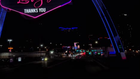 Las-Vegas-Nevada-Usa,-Conduciendo-Bajo-El-Arco-Emblemático-De-La-Franja-En-Las-Luces,-La-Ciudad-De-Las-Vegas-Gracias