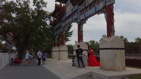 Turistas-Caminando-Y-Sesión-De-Fotos-Cerca-De-La-Esquina-Del-Foso-De-La-Ciudad-Prohibida,-Beijing,-China