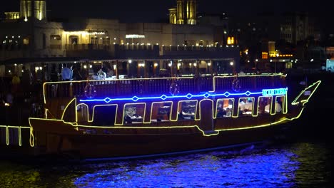 El-Barco-Opera-Diariamente-En-El-Canal-De-Agua-Premium-De-Dubai-Llamado-Dubai-Marina.