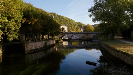 Descubra-Brantôme-En-Perigord-En-Un-Dron-Sobre-El-Río