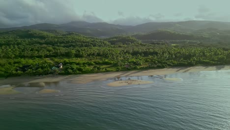 Luftaufnahme-Einer-Grünen-Landschaft-Und-Eines-Sandstrandes-Am-Meer-Auf-Den-Philippinen