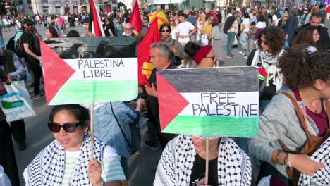 Demonstranten-Halten-Plakate-Mit-Der-Palästinensischen-Flagge-Und-Der-Botschaft-„Freies-Palästina“-Während-Einer-Pro-palästinensischen-Demonstration,-Die-Die-Spanische-Regierung-Auffordert,-Den-Waffenverkauf-An-Israel-Zu-Stoppen