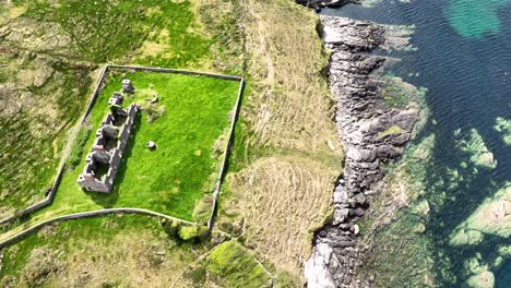 Ruinas-Del-Pasado,-Antigua-Estación-De-Guardacostas-En-La-Costa-Oeste-De-Cork,-Irlanda,-Abandonada-Hace-Mucho-Tiempo