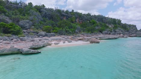 Felsstrand-Mit-Tropischem-Weißem-Sand,-Abgelegenes-Paradies-Im-Nationalpark-Jaragua