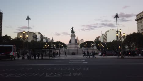 Belebter-Platz-Vor-Dem-Gebäude-Des-Nationalkongresses-In-Buenos-Aires,-Argentinien