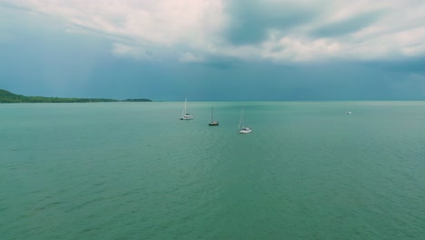 4K-Filmaufnahmen-Einer-Naturdrohnenaufnahme-Einer-Panorama-Luftaufnahme-Von-Booten-Neben-Den-Wunderschönen-Stränden-Und-Bergen-Auf-Der-Insel-Koh-Lanta-In-Krabi,-Südthailand,-An-Einem-Sonnigen-Tag