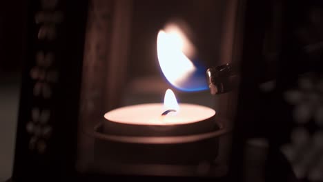 Löschen-Eines-Kerzenfeuers-Im-Dunkeln