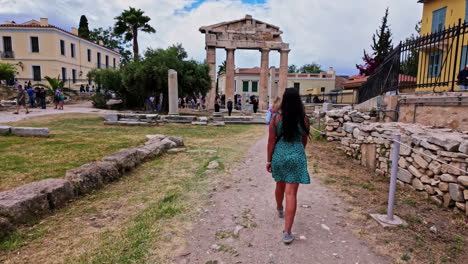 Personas-Que-Visitan-Un-Famoso-Destino-Turístico---Foro-Romano-De-Atenas