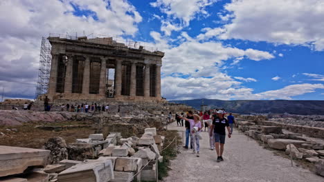 Turistas-Que-Visitan-Edificios-Antiguos-De-Gran-Arquitectura-En-La-Acrópolis-De-Atenas,-Grecia