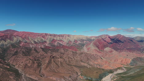 Toma-Aérea-En-Arco-Estableciendo-El-Espectacular-Cerro-De-14-Colores-En-Argentina