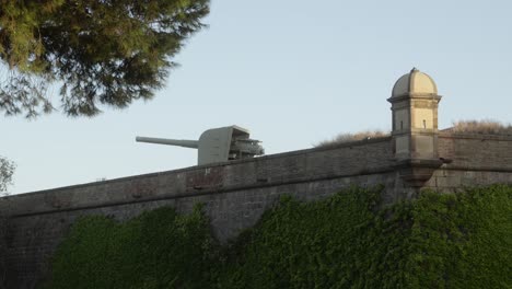 Alte-Kriegskanone-Auf-Dem-Aussichtspunkt-Mirador-Montjuic-In-Barcelona