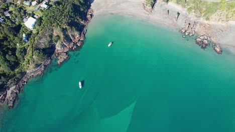 Turquoise-Ocean-At-Oneroa-Beach-In-Auckland,-New-Zealand---Aerial-Top-Down
