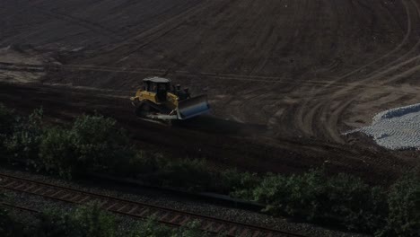 Bulldozer-Moviendo-La-Tierra-Creando-La-Base-De-La-Carretera-Vista-Aérea-Con-Vistas-Al-Amanecer-Temprano-En-La-Mañana-Sitio-De-Construcción