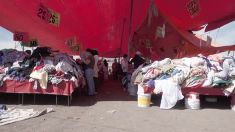 Montones-De-Ropa-De-Segunda-Mano-En-Tianguis.