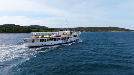 Kroatische-Seefahrt-Mit-Jadrolinija-Fähre-In-Richtung-Zlarin-Insel-In-Der-Nähe-Von-Sibenik-In-Kroatien,-Europa