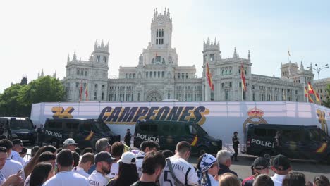 Los-Aficionados-Del-Real-Madrid-Se-Reúnen-En-La-Plaza-De-Cibeles-Para-Celebrar-Con-Los-Jugadores-Del-Real-Madrid-El-36º-Título-De-La-Liga-Española-De-Fútbol,-El-Campeonato-De-La-Liga-En-Madrid,-España