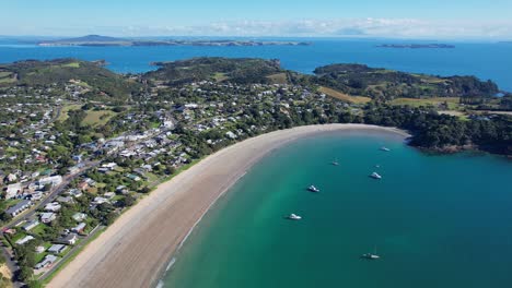 Vista-Aérea-Sobre-La-Gran-Playa-De-Oneroa-Con-Un-Paisaje-Escénico-En-Auckland,-Nueva-Zelanda---Disparo-De-Drones