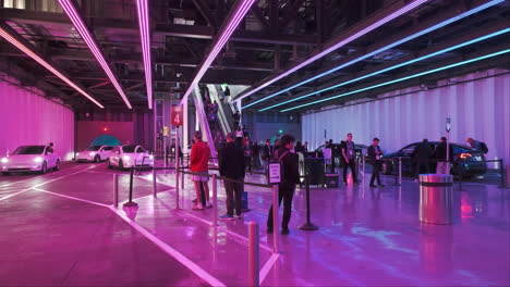 Los-Asistentes-A-La-Feria-Hacen-Cola-Pacientemente-Para-Dar-Un-Paseo-En-El-Circuito-Futurista-De-Tesla-Vegas