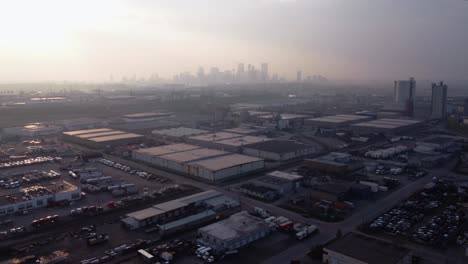 Toma-Aérea-De-Un-Dron-Del-Centro-De-Calgary-Cubierto-De-Humo-De-Incendios-Forestales