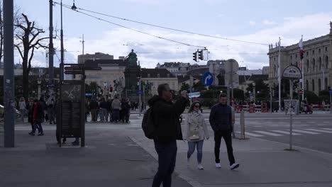 Hombre-Tomando-Fotografías-Con-Su-Teléfono-En-Las-Calles-De-Viena,-Austria.