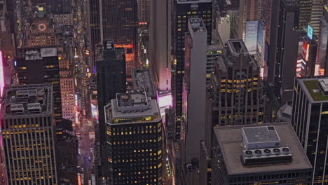 NYC-New-York-Luftaufnahme-V350-Aus-Der-Vogelperspektive-über-Midtown-Manhattan,-Aufnahme-Des-Beleuchteten-Times-Square,-Umgeben-Von-Wolkenkratzern-Mit-Blinkenden-Werbetafeln-–-Aufgenommen-Mit-Mavic-3-Pro-Cine-–-September-2023