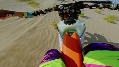 Montando-Motocicletas-Una-Tras-Otra-En-El-Desierto