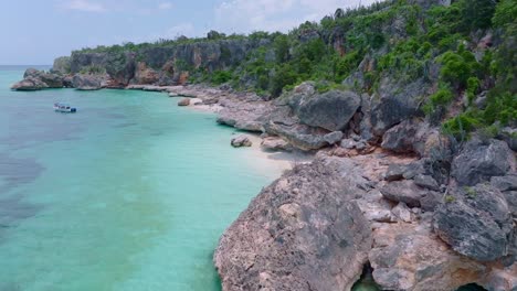 Costa-Rocosa-Del-Parque-Nacional-Jaragua-Con-Barco-En-La-Bahía