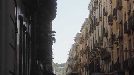 Malerische-Stadtaufnahme-Einer-Straße-In-Barcelona-Mit-Einem-LKW,-Der-Den-Kran-Anhebt,-Um-Nach-Einer-Wohnung-Zu-Gelangen
