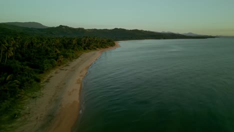 Antena-De-Hora-Dorada-De-Idílica-Costa-Y-Bosque,-Filipinas