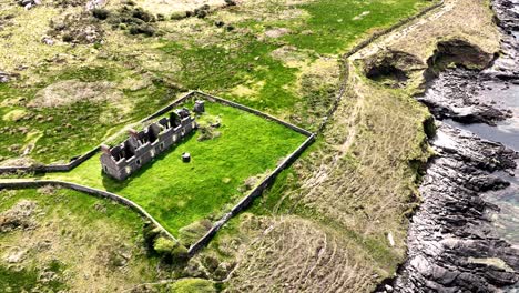 Drohnenruinen-Der-Küstenwachestation,-Abgelegene-Schönheit-Am-Meer,-Adrigole,-West-Cork,-Irland