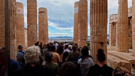 Denkmal-Des-Agrippa-Voll-Mit-Touristen-überfüllt-Mit-Menschen-In-Athen,-Griechenland