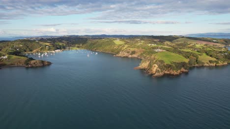 Vista-Panorámica-De-La-Bahía-De-Matiatia,-Isla-Waiheke,-Nueva-Zelanda---Toma-Aérea