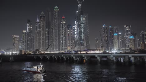 Faszinierende-Skyline-Von-Dubai-Bei-Nacht,-Vom-Meer-Aus-Gesehen