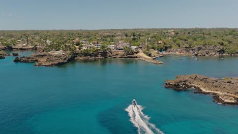 Lancha-Entrando-En-Boca-De-Yuma-Marina,-República-Dominicana