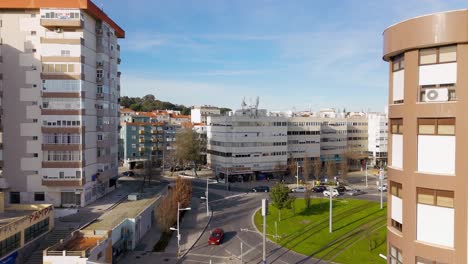 Luftaufnahme-Mit-Historischer-Stadt,-Orangefarbenen-Dächern-Von-Gebäuden-Und-Häusern,-Lissabon-Und-Dem-Fluss-Tajo-Im-Hintergrund