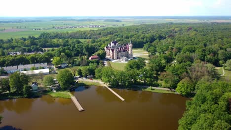 Schloss-Moszna-In-Schlesien,-Polen---Luftaufnahme