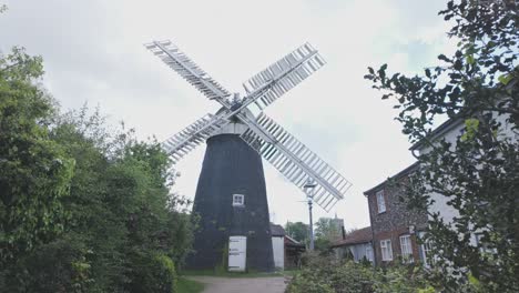 Restauración-De-La-Bomba-Del-Molino-De-Viento-Bardwell,-Hito-Nostálgico-De-Suffolk