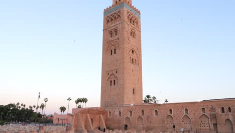 Mezquita-Koutoubia-Con-Restos-De-La-Primera-Mezquita-En-Primer-Plano,-Marrakech