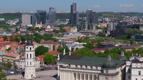 Moderne-Skyline-In-Vilnius,-Litauen-Enthüllt