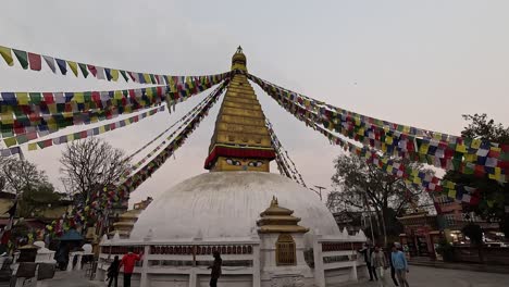 La-Estupa-Charumati-Es-Un-Testimonio-Atemporal-De-La-Rica-Herencia-Budista-De-Nepal,-Que-Combina-Una-Espiritualidad-Serena-Con-Una-Belleza-Arquitectónica-Antigua-En-El-Corazón-De-Katmandú.