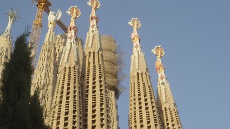 Vista-Panorámica-En-ángulo-Bajo-De-Las-Torres-De-La-Sagrada-Familia-En-Construcción-Durante-Un-Día-Claro-Y-Soleado-En-Barcelona